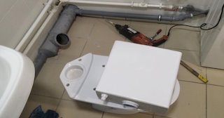 Установка напольного унитаза в Люберцах: монтаж под ключ от СантехДомЛюб от 5147 рублей.